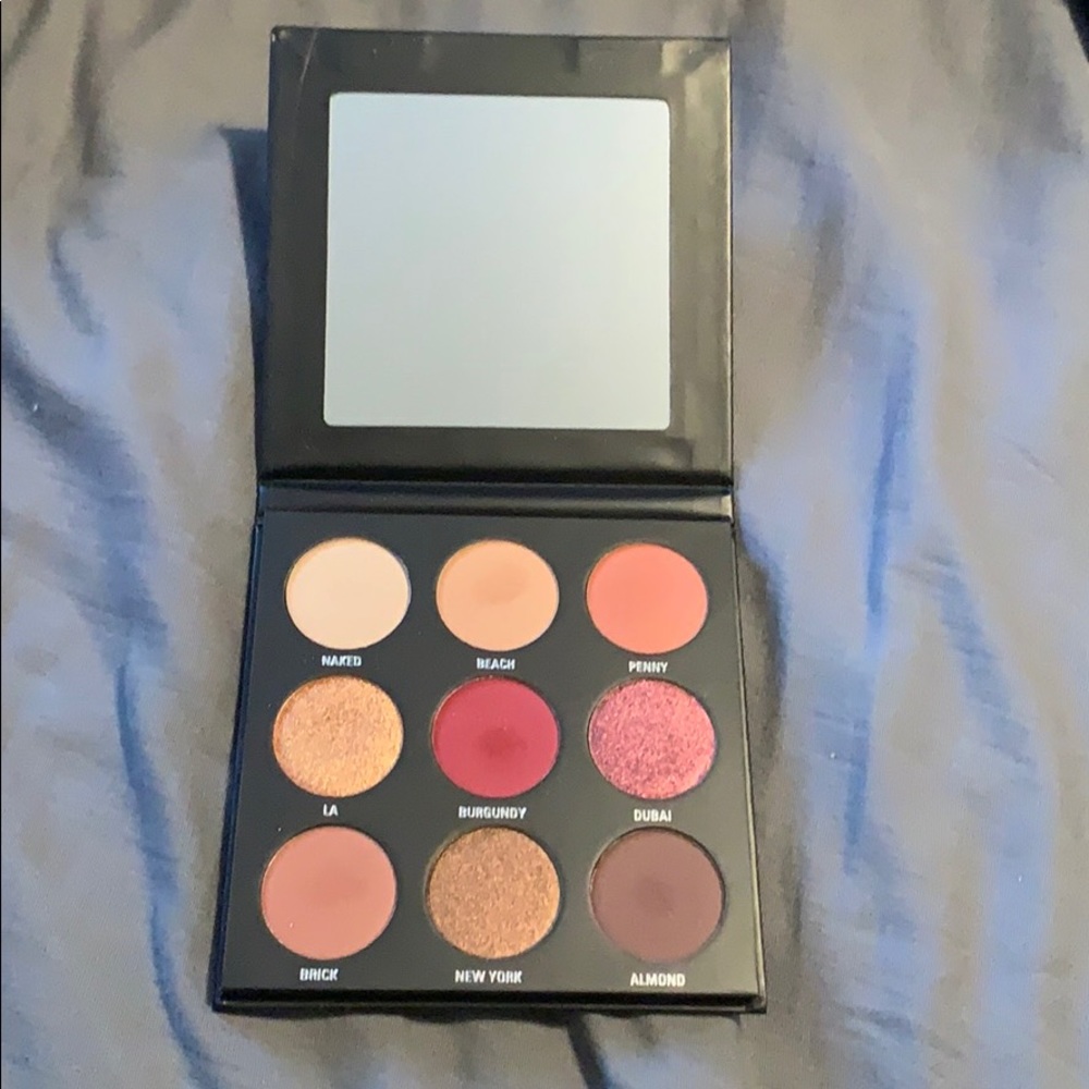 KYLIE JENNER PRESSED SHADOW PALETTE